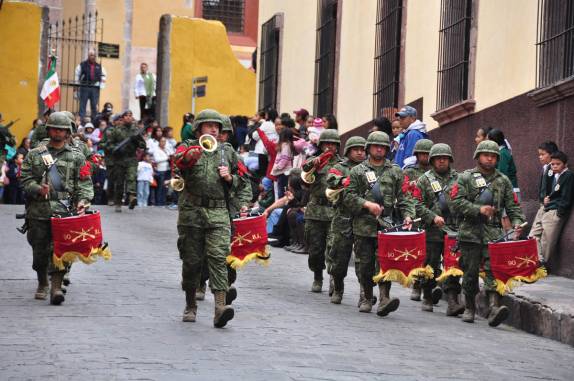 Dia de festas e desfiles em San Miguel de Allende, no México